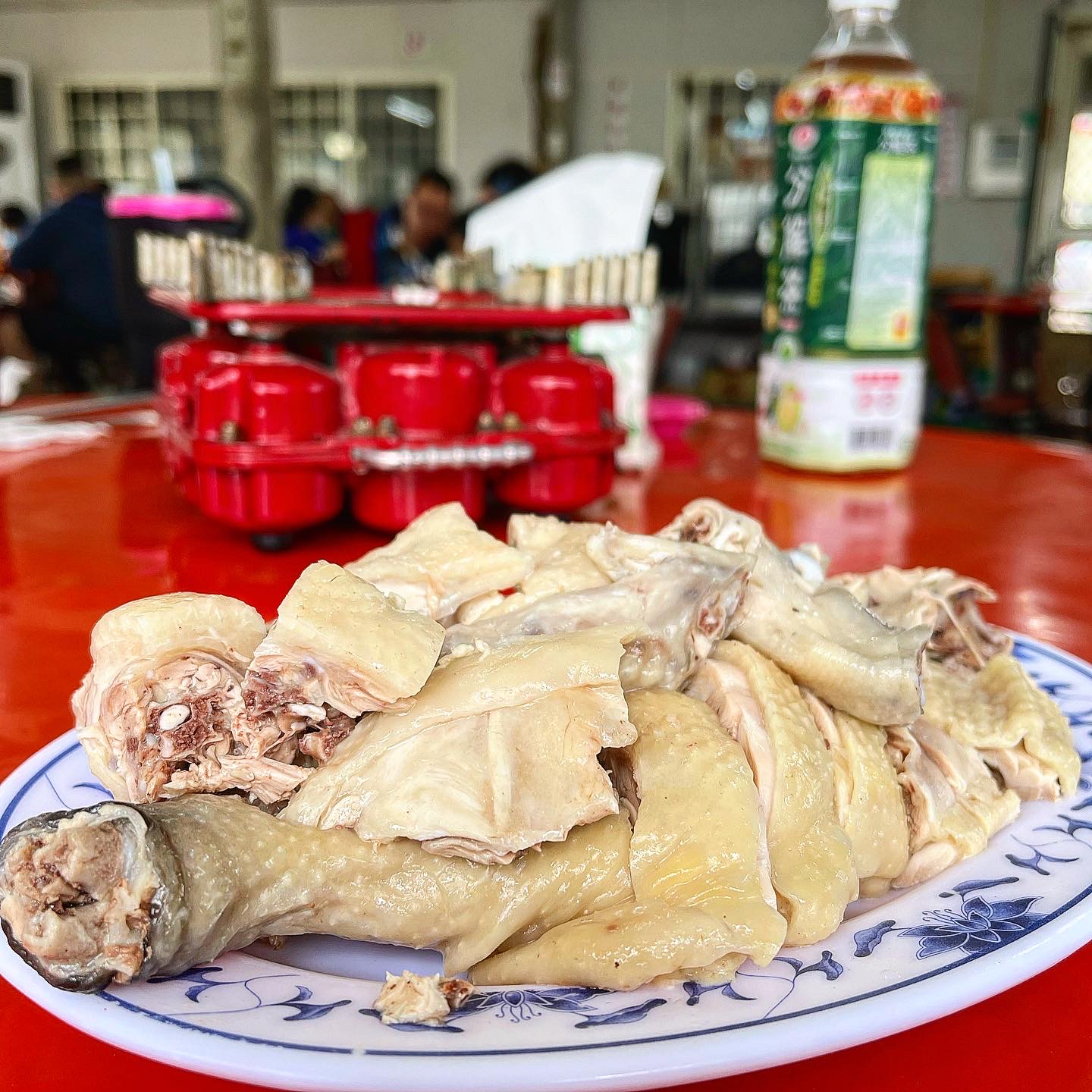 “The Tainan” may not catch your eye at first glance, but come the weekend, you’ll find a long queue for Tainan’s culinary gem, the “Dew Chicken”.