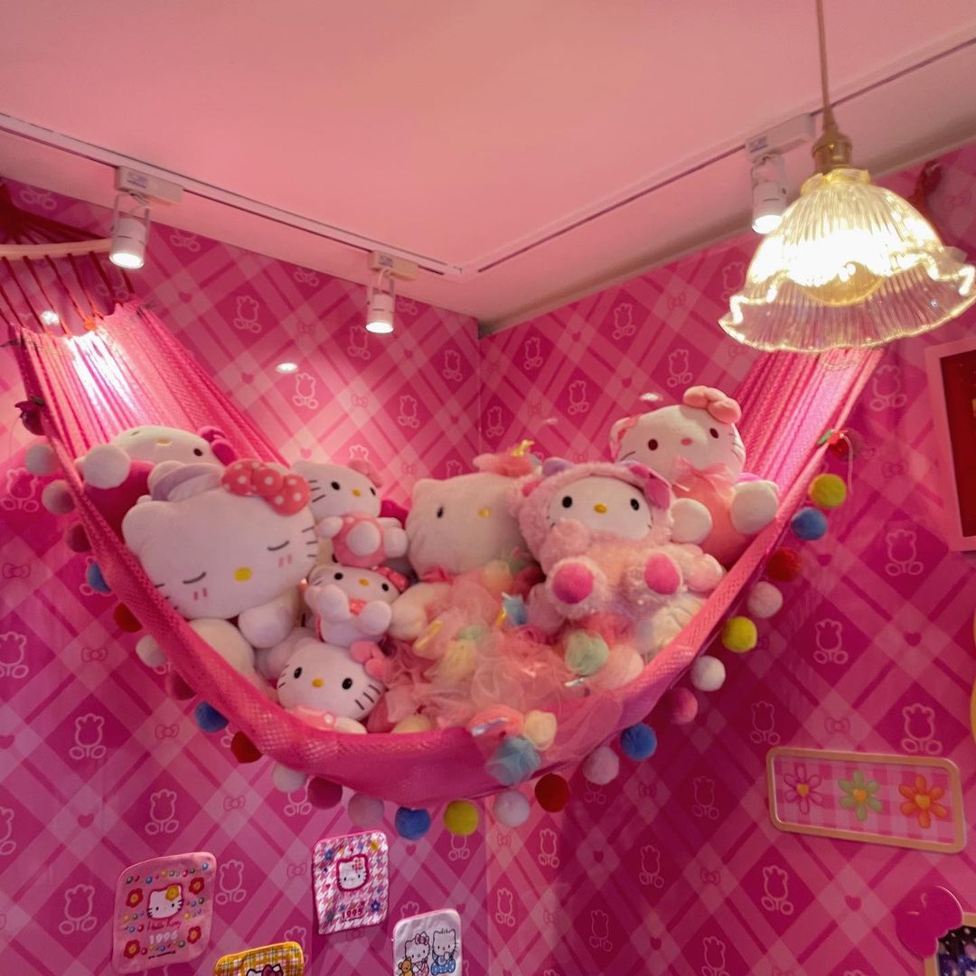 【Overseas】A Must-Visit for Kitty Fans! The Dreamy ‘Hello Kitty Stationery Store’ is Here, Overflowing with Healing Merchandise and a Pink Room Full of Girlish Charm